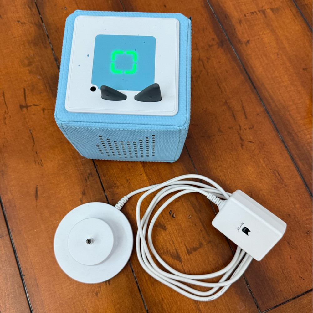 EUC Tonie Box 1.0 with 4 NIB Tonies! - Picture 5 of 5